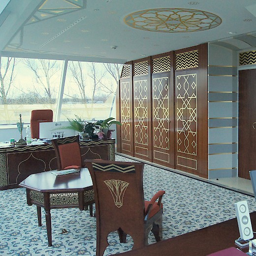 Auch die Möbel und der Teppich im Geschäftsführer-Büro sind Sonderanfertigungen, an der Decke ein farbig hinterlegtes Gold-Ornament in klassisch-orientalischem Muster