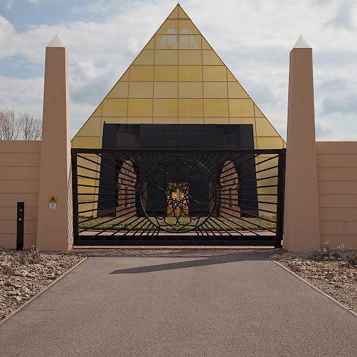 Firmensitz: 4-stöckige Pyramide aus goldschimmerndem Glas