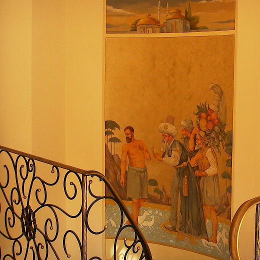 Im Treppenhaus eine Szene aus "Leila und Madschnun"
