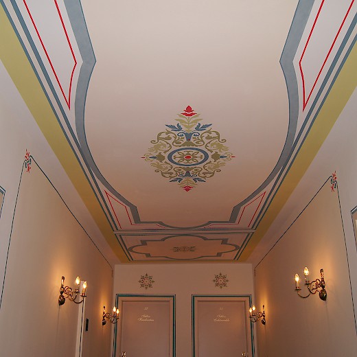 Im Flur des Dachgeschosses tragen die Zimmer Namen von Muldentaler Burgen und sind golden beschriftet