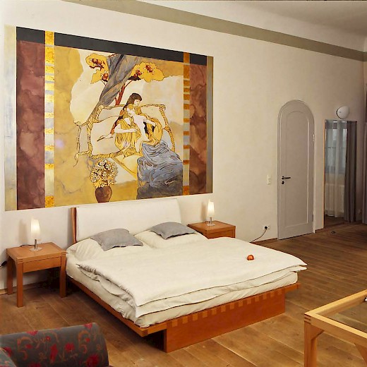 In der Suite „Herbst“ dominieren warme Braun- und Ockertöne... auch im Wandbild mit Jugendstil-Motiv