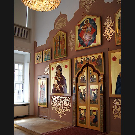 In der Ikonenwand gibt es 3 Türen, die während des Gottesdienstes für lithurgische Gänge genutzt werden. Hier sehen Sie die mittlere – die königliche Tür – und die linke. Dahinter ist der Altarraum...
