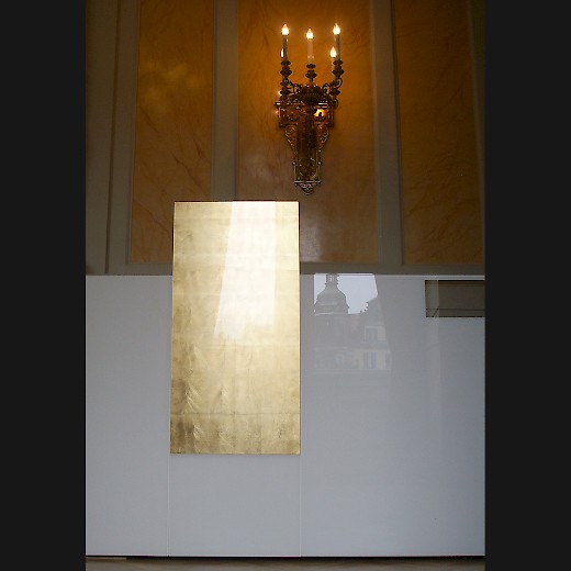 Die Materialverbindung von Weiß und Gold wirkt hochmodern und bildet einen Kontrast zum Leuchter.  Im Tresen spiegelt sich das Dresdener Stadtschloss, in dem vor 300 Jahren »August der Starke« herrschte...
