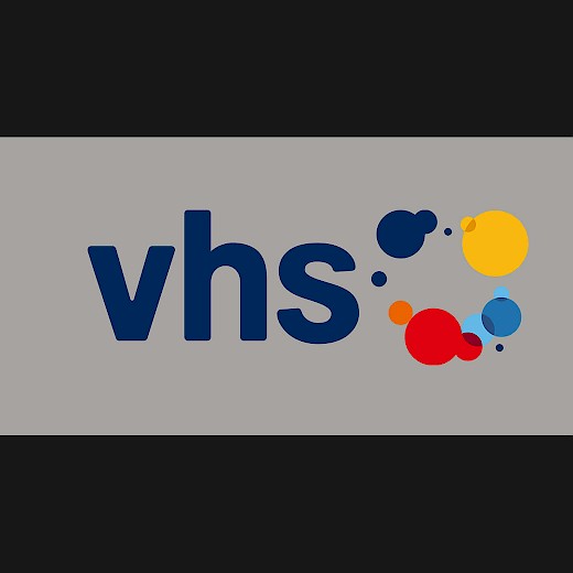 Das VHS-Logo gab die erste Idee: Farbige Kreise, die speziell angeordnet werden. Aber wie?