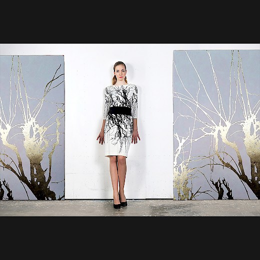 Das „Baumkleid“ von Anne Schulze als Wandgestaltung in Rosenobeldoppelgold mit Platin